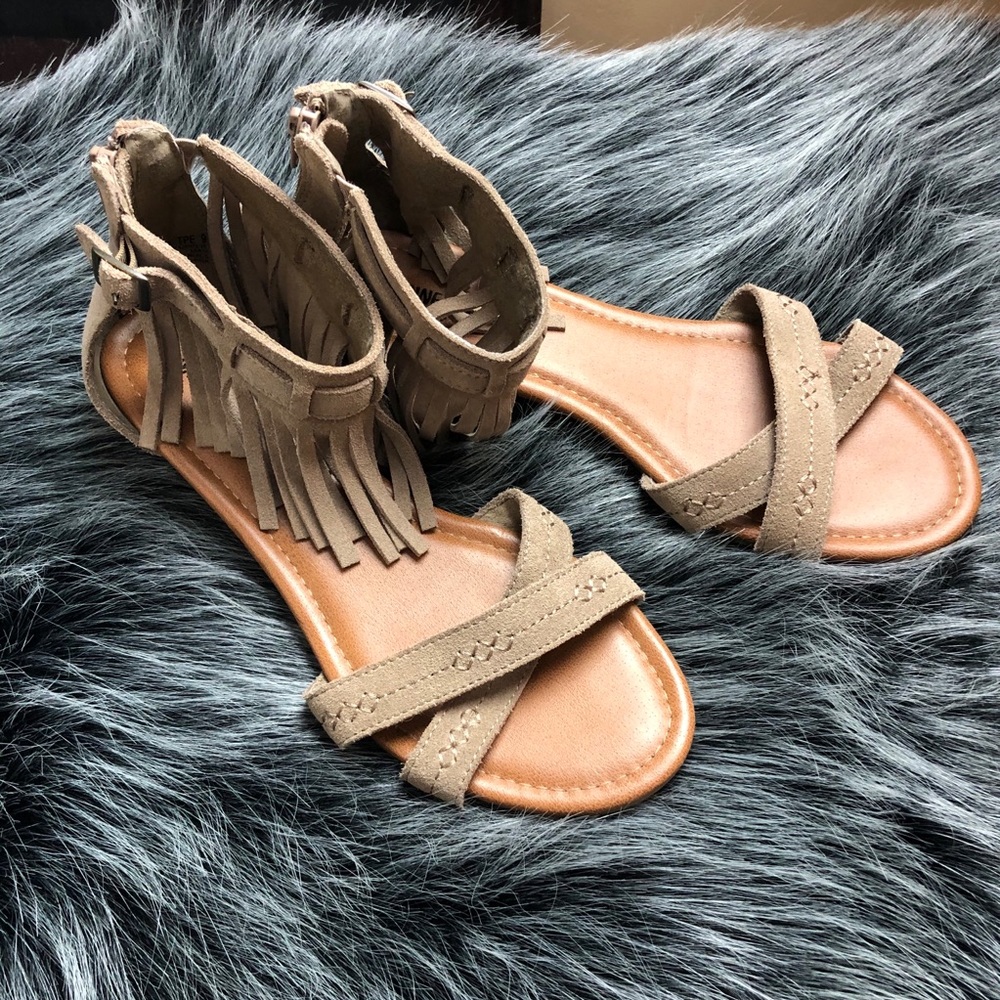 Minnetonka Fringe Sandals SZ 9
